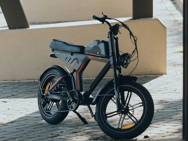 Sepeda listrik kecil abu-abu dilihat lebih dekat