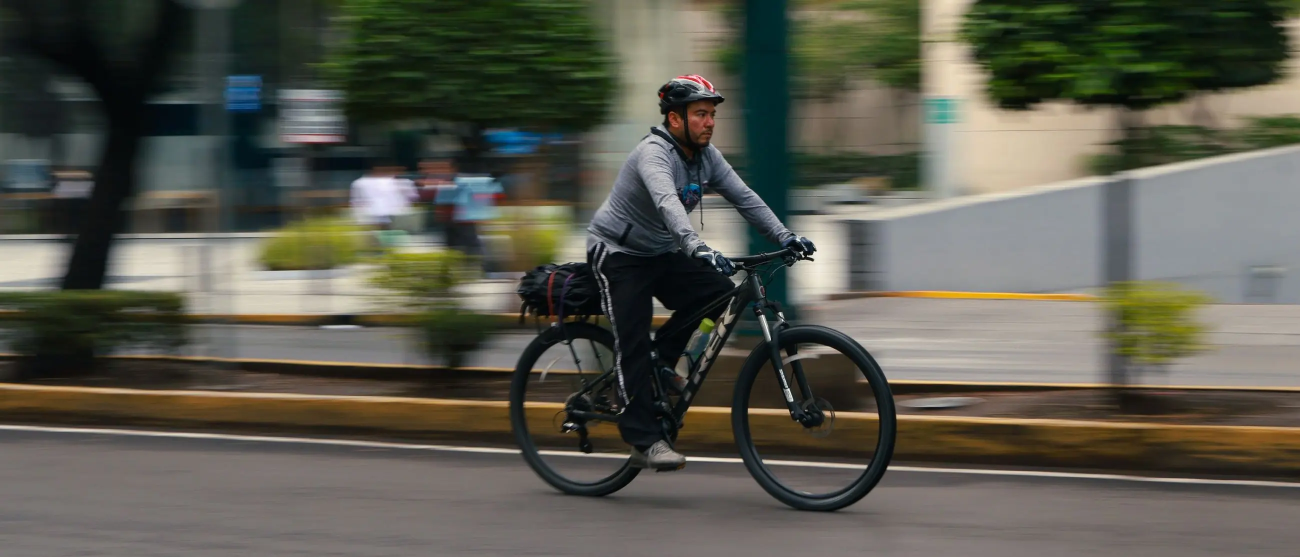 Pesepeda melaju di jalan kota, latar belakang kabur